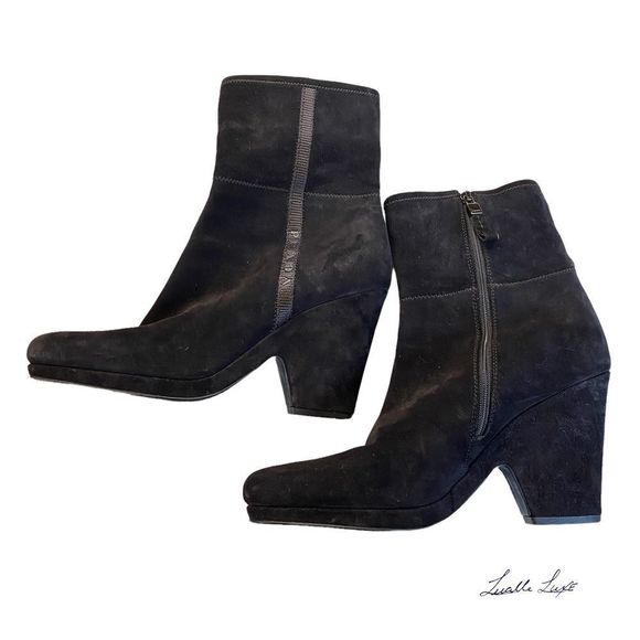 Dark Knight: Prada suede ankle boots. Made in Italy - Picture 8 of 15